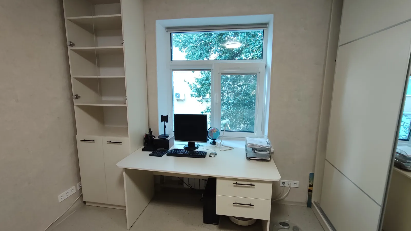 Børneværelse efter mål med skrivebord og skab