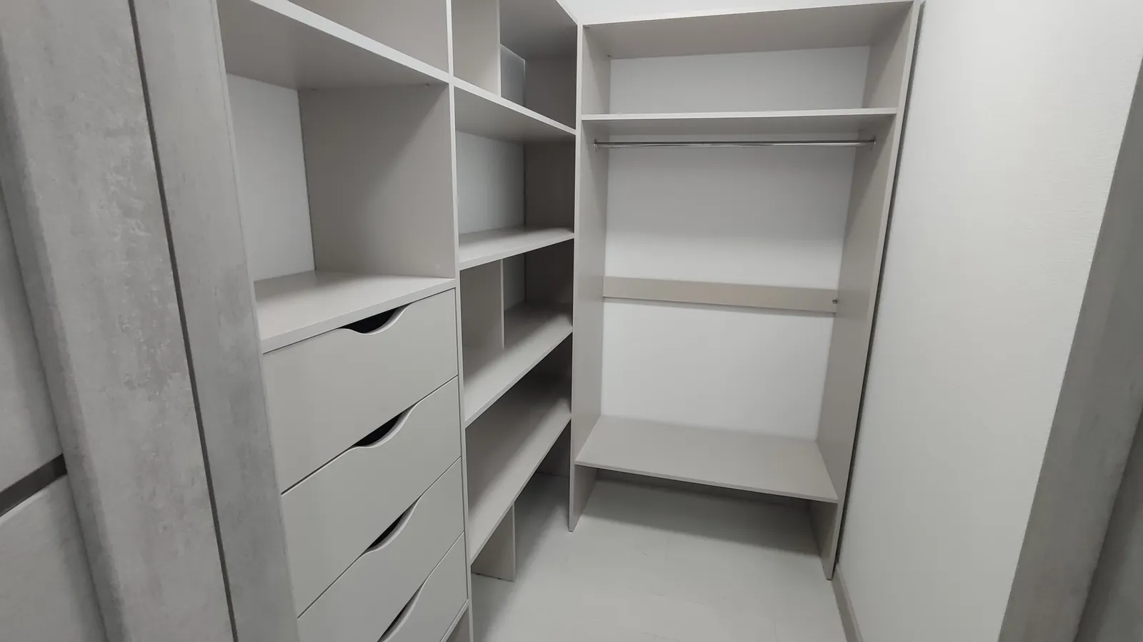 Walk-in garderobe efter mål med åbne hylder og bøjlestang