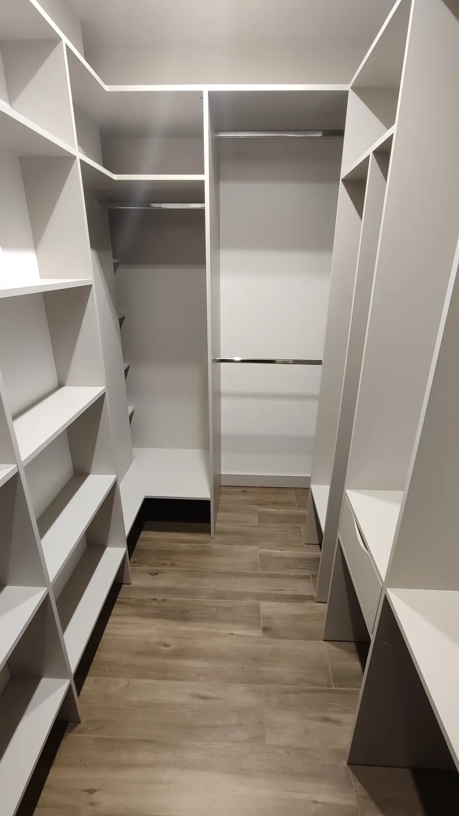 Walk-in garderobe efter mål med hylder i begge sider