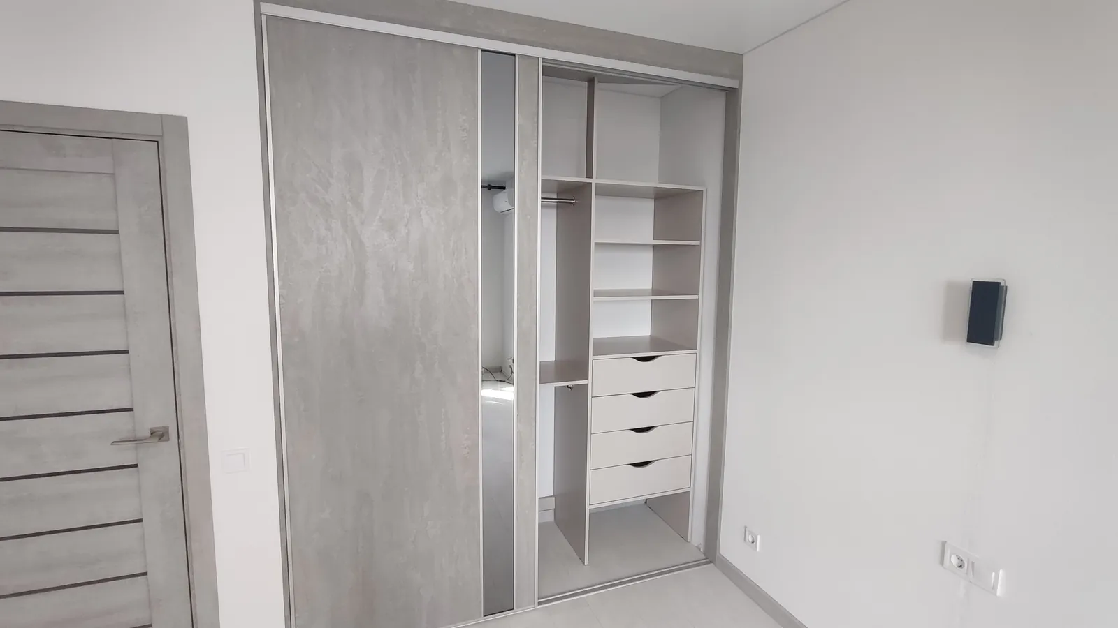 Skydedørsgarderobe efter mål med betonlook-låger